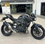 Подержанный мотоцикл Kawasaki Z400 2020 года, пробег 1430 км, вид сбоку, прозрачный фон